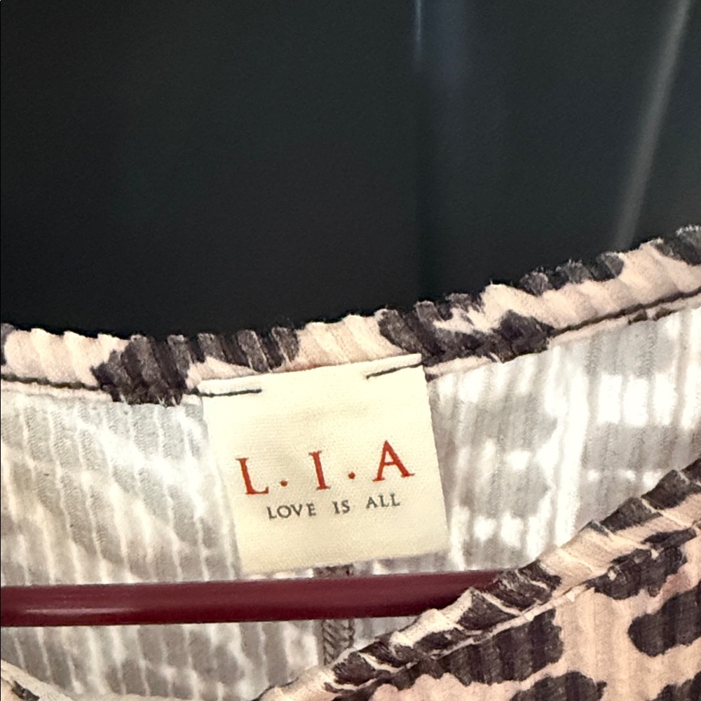 L.I.A (love is all) Stylish Leopard Print Puff Sleeve Blouse 🆕 - Picture 2 of 5